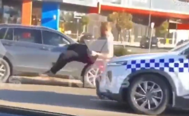 Australiani goditet nga makina e policisë e më pas rrahet nga oficerët gjatë arrestimit