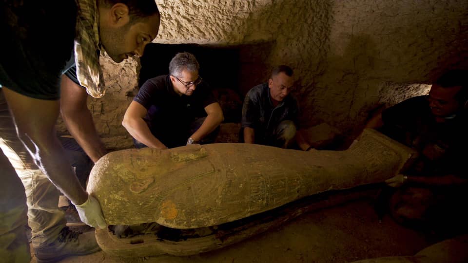 Egjipti zbulon 13 sarkofagë antikë, askush nuk i ka prekur për 2500 vjet