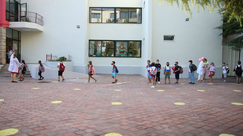 Nis dita e parë e shkollës në Shqipëri nën rregullat e COVID-19