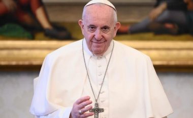 Ishte takuar me kardinalin i cili rezultoi më pas pozitiv, gjendja e Papa Françeskut po monitorohet vazhdimisht – pohojnë nga Vatikani