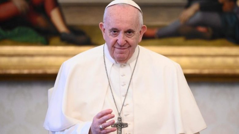Ishte takuar me kardinalin i cili rezultoi më pas pozitiv, gjendja e Papa Françeskut po monitorohet vazhdimisht – pohojnë nga Vatikani