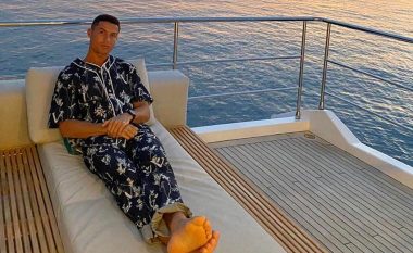 Cristiano Ronaldo pozon me pizhamet në vlerë 1900 euro, komentuesit e përqeshin duke e krahasuar me veshjet e gjysheve