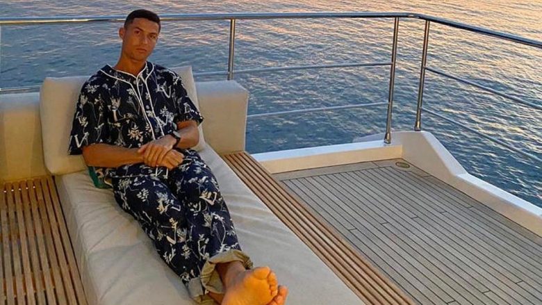 Cristiano Ronaldo pozon me pizhamet në vlerë 1900 euro, komentuesit e përqeshin duke e krahasuar me veshjet e gjysheve