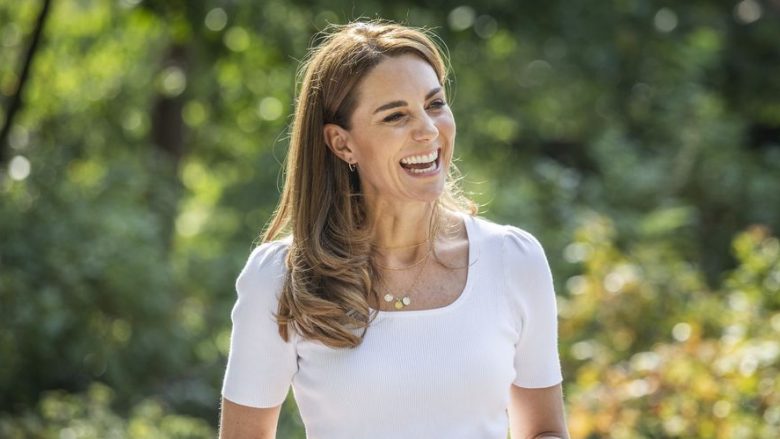 Historia prapa gjerdanit të artë të Kate Middleton