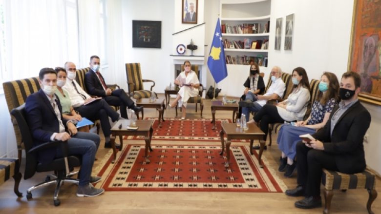 Dumoshi priti në takim anëtarët e grupit punues për shndërrim në muze të ish-burgut të Prishtinës