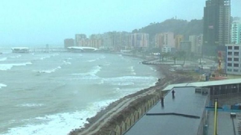 Mot i keq në Detin Adriatik, pezullohet lundrimi i trageteve Durrës – Bari