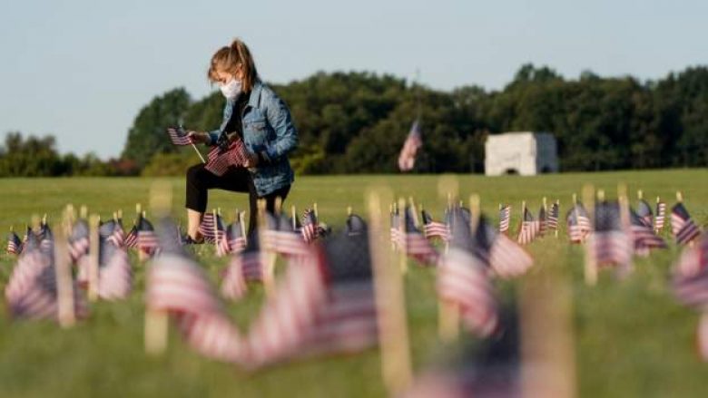 Njëzet mijë flamuj në kujtim të 200 mijë viktimave të COVID-19 në SHBA