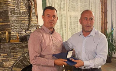 Haradinaj dekoron Xhafer Gashin me medaljen “Me besim në Zot, Atdhe dhe Shtet”