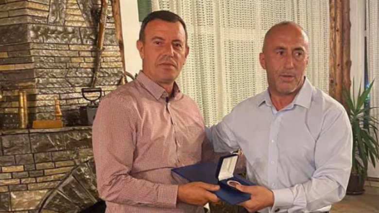 Haradinaj dekoron Xhafer Gashin me medaljen “Me besim në Zot, Atdhe dhe Shtet”