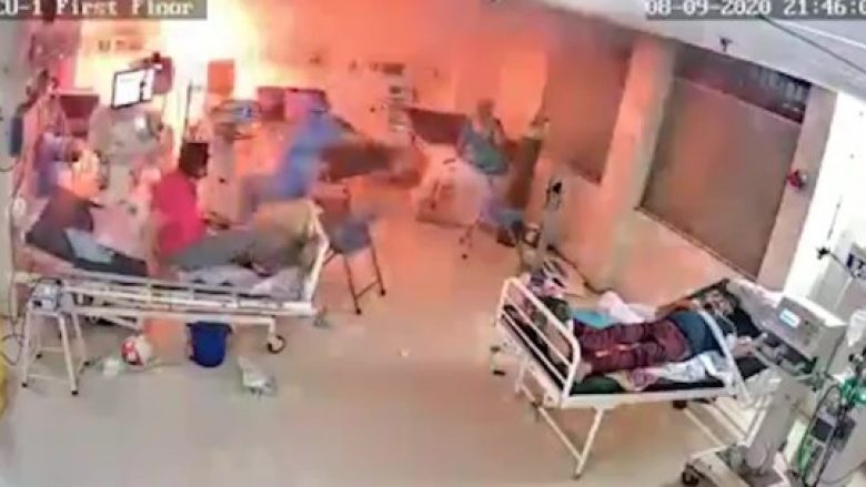 Zjarri shpërthen në “repartin e coronavirusit” të një spitali në Indi, momenti kur stafi nxiton për të shpëtuar pacientët
