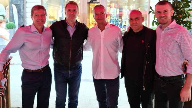Krerët e FFK-së arrijnë në Budapest, takohen me Thierry Favre