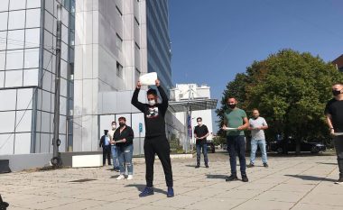 Protestojnë gastronomët, thyejnë pjata para Qeverisë së Kosovës