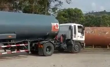 Një 12-vjeçar në Malajzi filmohet duke drejtuar vetë një cisternë të madhe karburanti