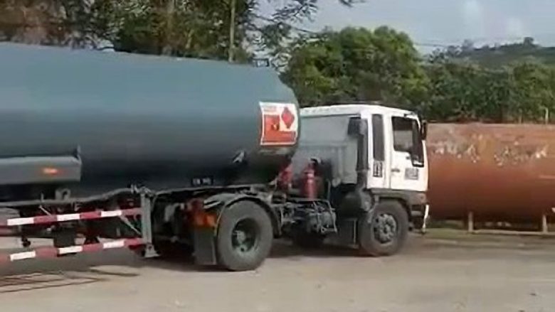 Një 12-vjeçar në Malajzi filmohet duke drejtuar vetë një cisternë të madhe karburanti