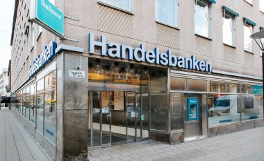 Banka suedeze do të largojë 1 mijë punëtorë dhe do të mbyllë 180 degë
