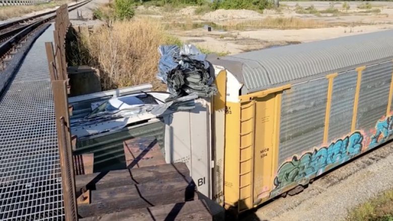 Gabim i pakuptueshëm: Treni me makina të reja goditi mbikalimin, vlera e dëmtimit mbi 2 milionë dollarë