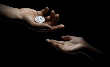 Diamanti i rrallë 102 karatësh del në ankand në Hong Kong