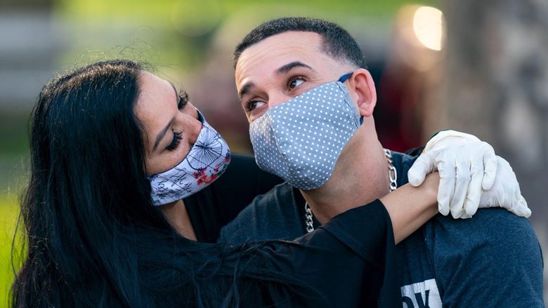 “Mbani maskë kur bëni seks dhe shmangni puthjet“, këshilla e çuditshme e mjekëve për mbrojtjen nga coronavirusi
