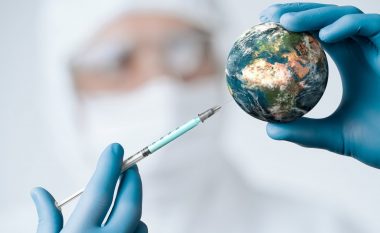 Vaksinimi i gjithë botës kundër COVID-19 nuk do të ndodhë deri në vitin 2024