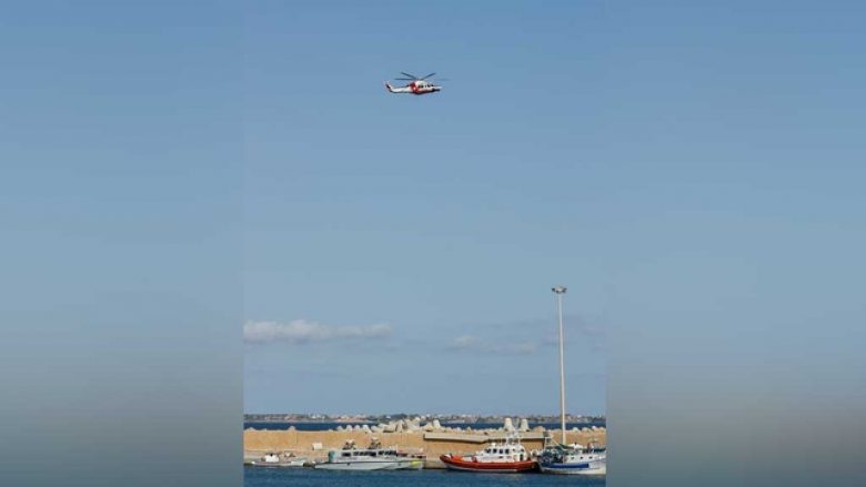 Një grua migrante me coronavirus kreu lindjen në bordin e një helikopteri