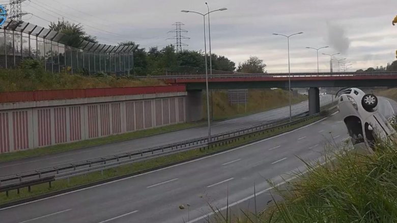 Peugeot pëson aksident të tmerrshëm në një autostradë në Poloni