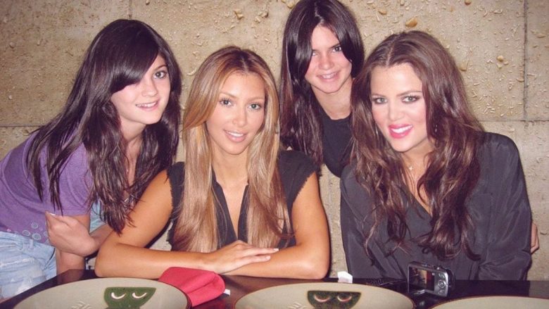 Kim Kardashian publikon një fotografi nga e kaluara të motrave Kardashian-Jenner, Kylie i kërkon ta fshijë atë