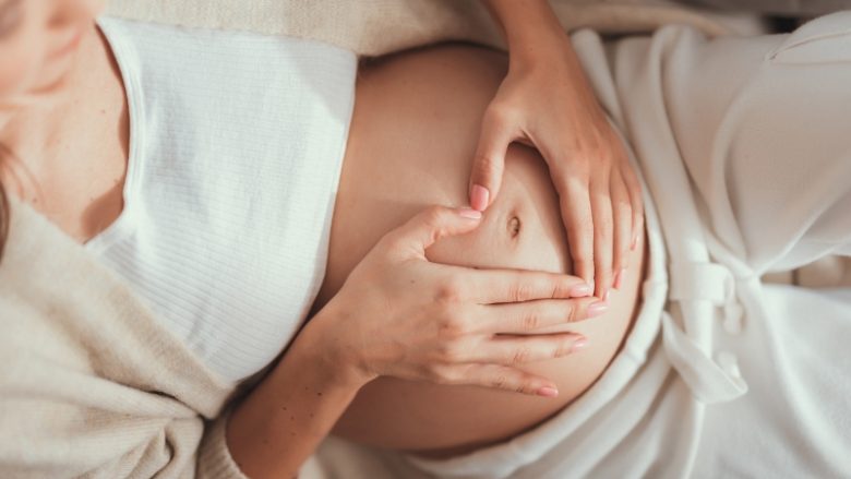 Kur do t’i hetoj lëvizjet e para të bebes në stomak?