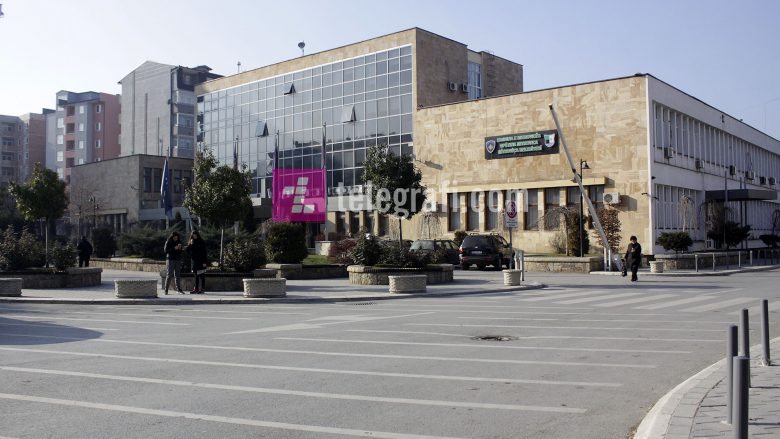 Rrahet mjeku në QKMF-në e Mitrovicës, akuzohet për sulm seksual ndaj një të riu