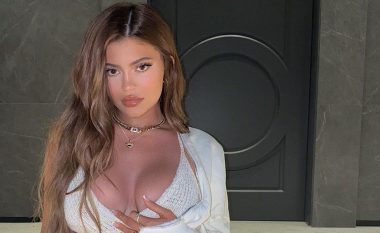 Kylie Jenner vë na pah asetet e formësuar përmes të brendshmeve