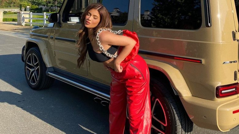 Kylie Jenner me poza atraktive para veturës së tipit Mercedes