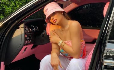 Kylie Jenner shkëlqen me veshjen rozë, pozon nga vetura e tipit Rolls Royce