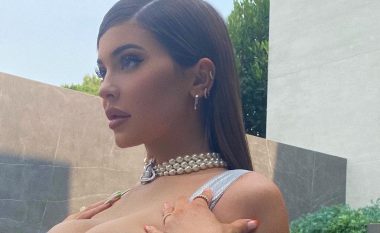 Aludohet se Kylie Jenner i është kthyer operacioneve plastike, kësaj here bën sërish buzët
