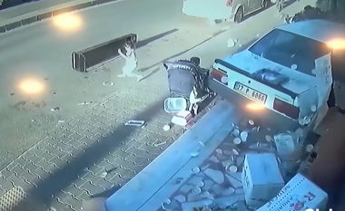Një makinë në Turqi përplaset në dyqan, për pak mbyt dy fëmijë të vegjël