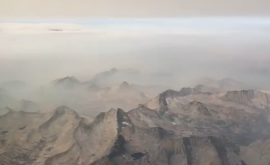 Malet e Sierra Nevada mbulohen nga tymi për shkak të zjarreve masive që përshkuan Kaliforninë kohëve të fundit
