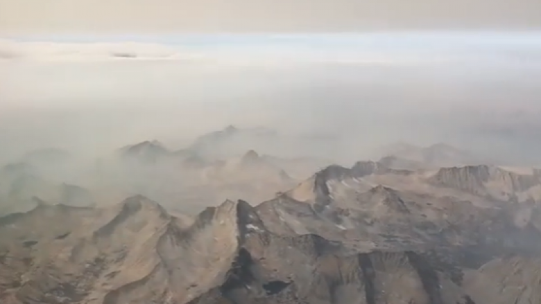 Malet e Sierra Nevada mbulohen nga tymi për shkak të zjarreve masive që përshkuan Kaliforninë kohëve të fundit