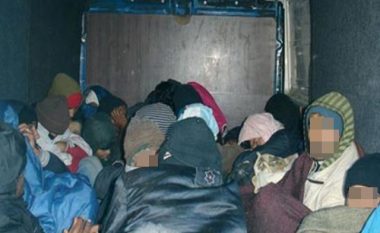 Kontrabanduan 24 shtetas të Sirisë, policia arreston dy shqiptarë dhe dy arabë në Drenas