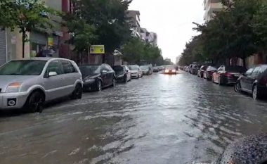 Reshjet e shiut përfshijnë Shqipërinë, përmbytje në Durrës