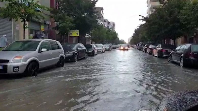 Reshjet e shiut përfshijnë Shqipërinë, përmbytje në Durrës