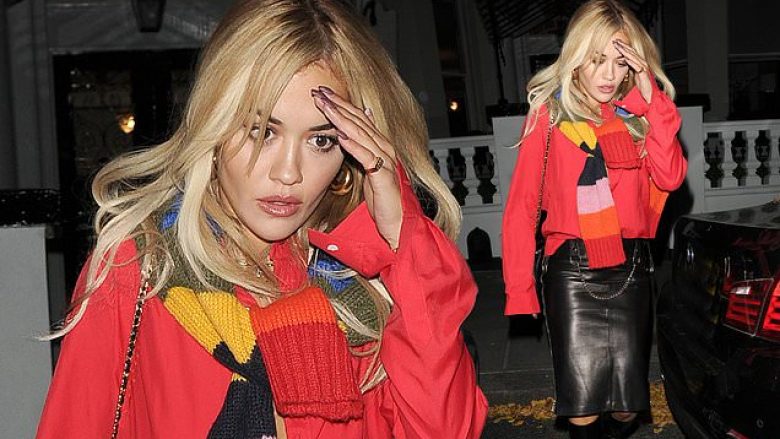 Rita Ora duket e hutuar dhe e shpërqendruar teksa fotografohet në mbrëmjen e kaluar jashtë në Londër