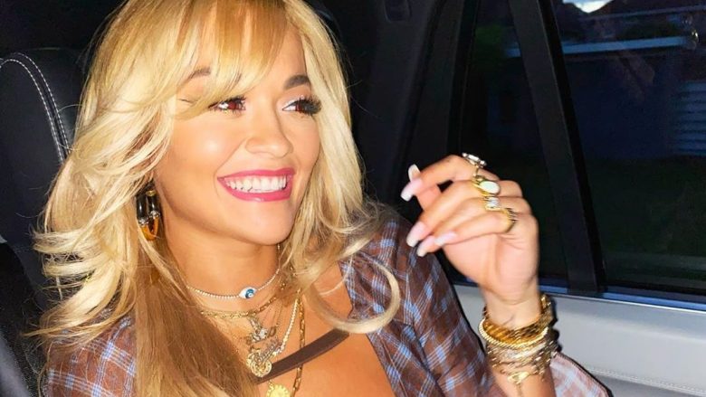 Rita Ora joshëse me veshjen që i thekson gjoksin e formësuar