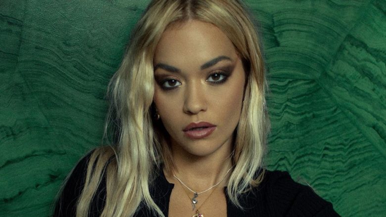 Rita Ora me veshje ekspozuese, tërheq vëmendjen e fansave