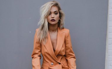 E gjithë vëmendja tek Rita Ora, këngëtarja pozon me dekoltenë e hapur për markën “Marcell von Berlin”