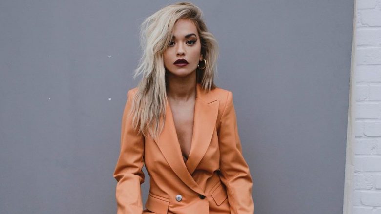 E gjithë vëmendja tek Rita Ora, këngëtarja pozon me dekoltenë e hapur për markën “Marcell von Berlin”