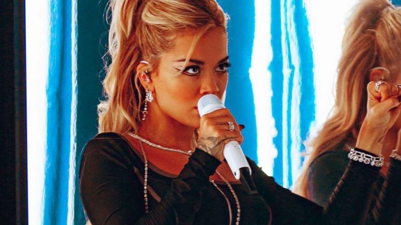 Rita Ora merr vëmendje me dekoltenë e hapur