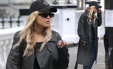 Rita Ora duket elegante me pallto të zezë, ndërsa fotografohet pranë Range Rover-it të saj