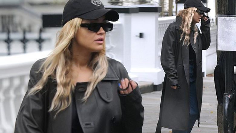 Rita Ora duket elegante me pallto të zezë, ndërsa fotografohet pranë Range Rover-it të saj