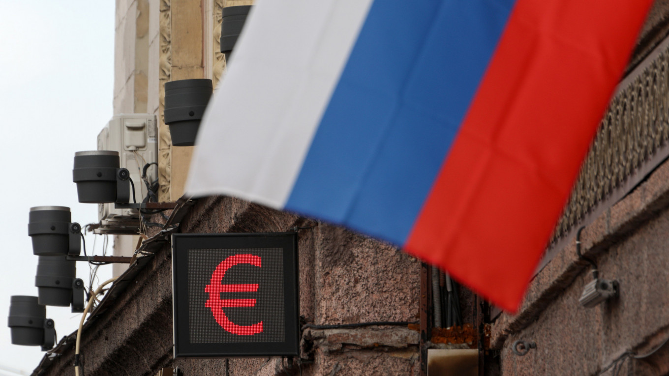 Rubla ruse bie në nivelin më të ulët kundrejt euros në pesë vitet e fundit
