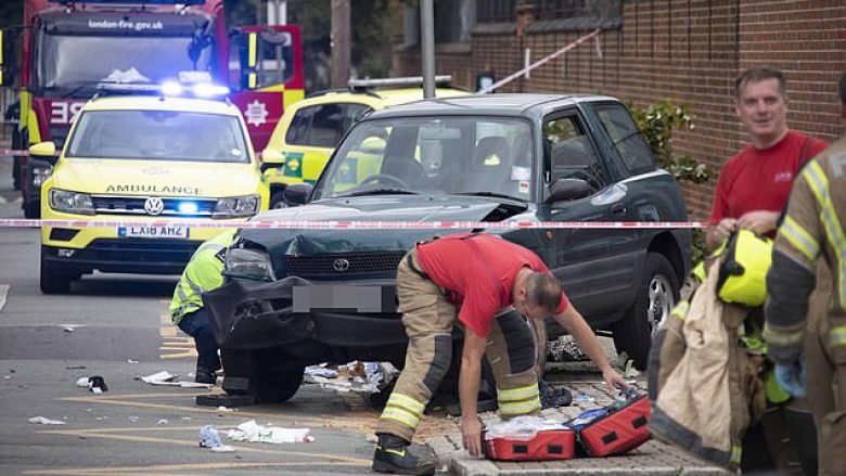 Shoferi humb kontrollin, vetura hipi në trotuar – nxënës dhe prindër pësojnë lëndime jashtë një shkolle në Londër
