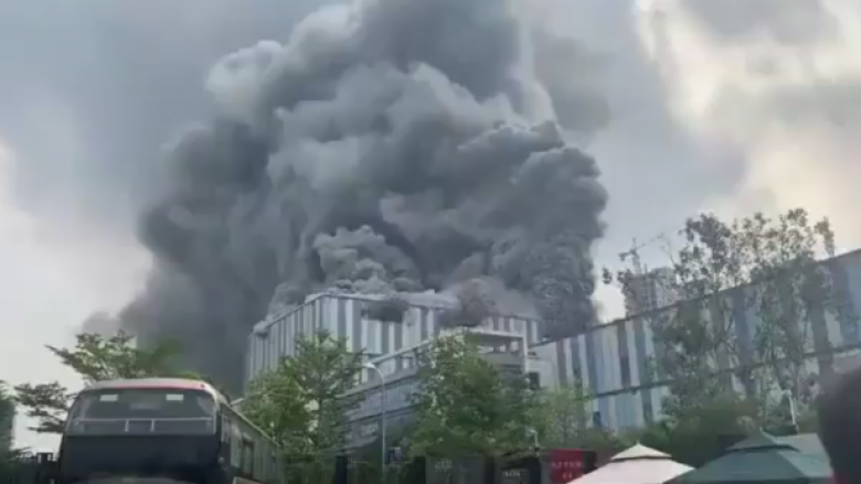 Zjarri i madh shkatërron qendrën e zhvillimit të Huawei