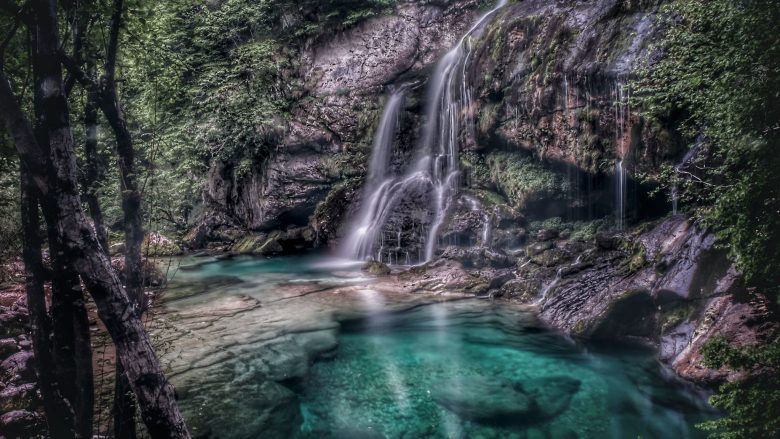 Magjia e natyrës në Slloveni: Ujëvara ngjyrë të gjelbër smeraldi që të lë pa fjalë!